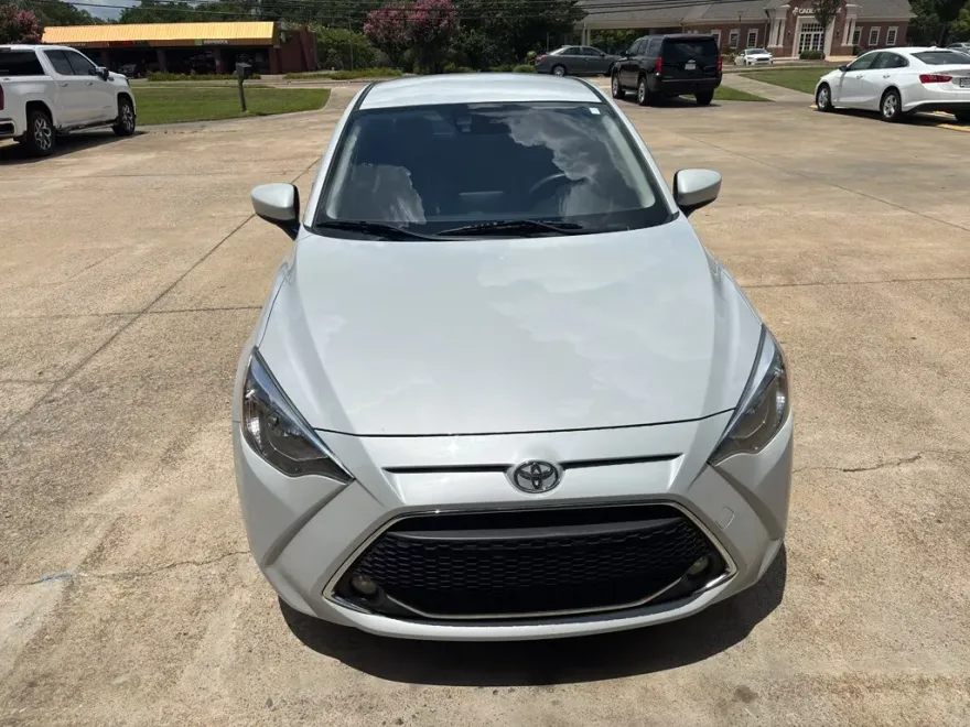 2019 Toyota Yaris LE photo 1