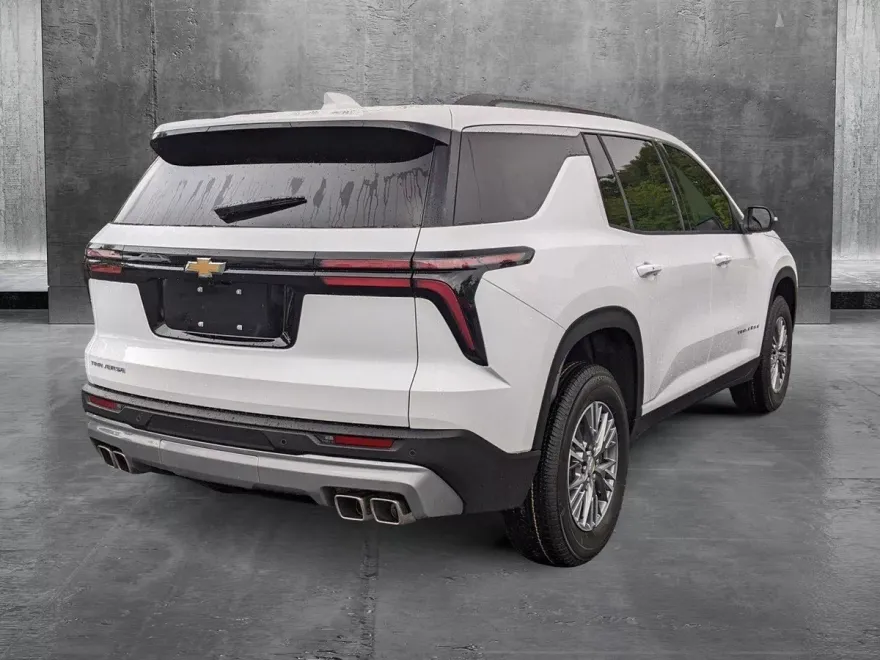2025 Chevrolet Traverse photo 2