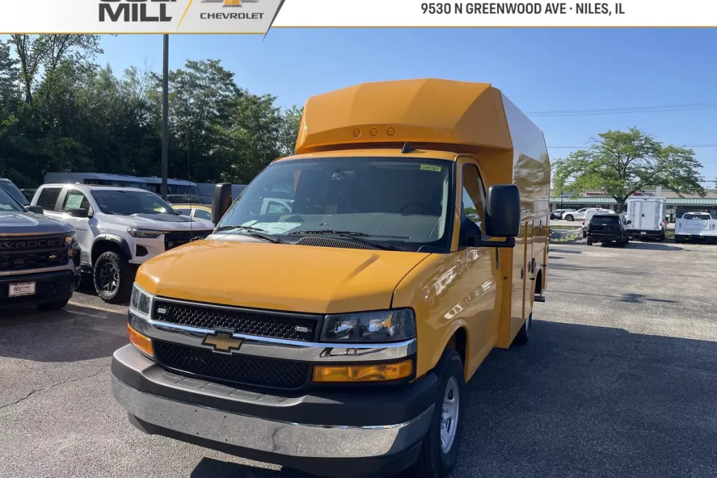 2025 Chevrolet Express 3500 Cutaway Van photo 1
