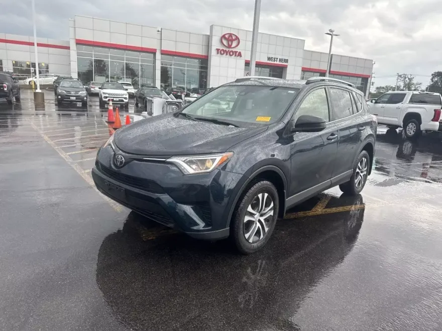 2018 Toyota RAV4 LE photo 1