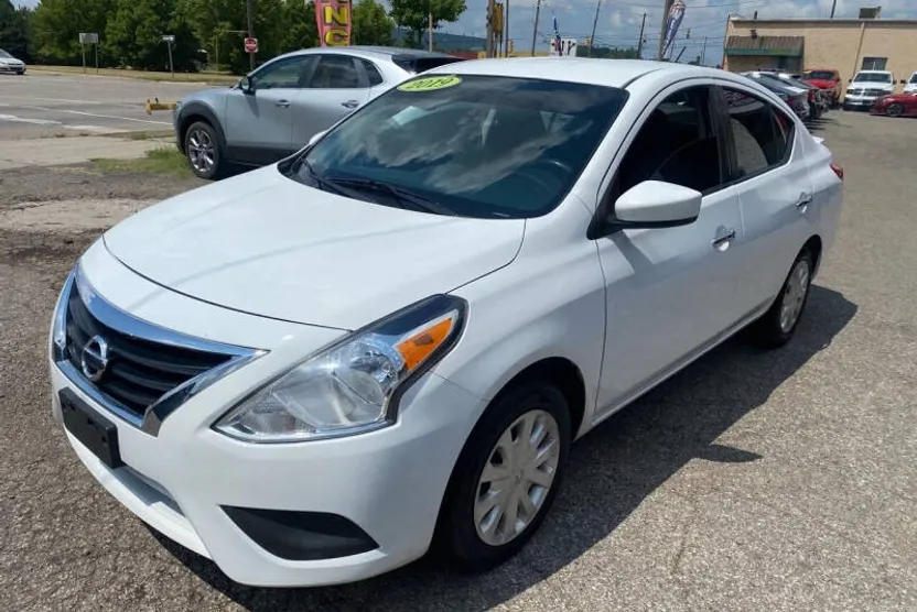 2019 Nissan Versa SV photo 1