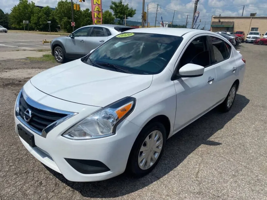 2019 Nissan Versa SV photo 1