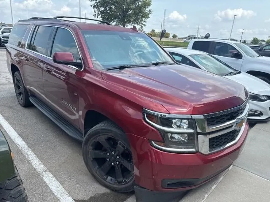2016 Chevrolet Suburban LT photo 1