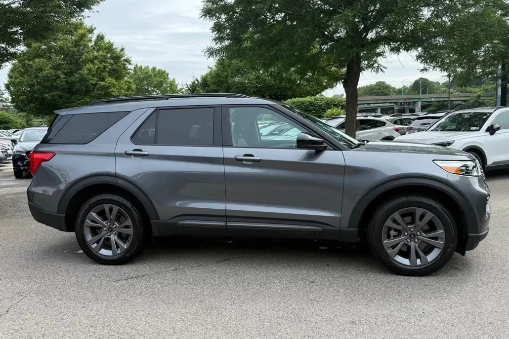 2022 Ford Explorer XLT photo 1