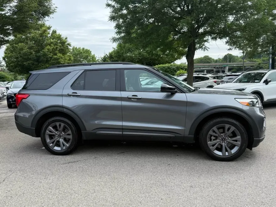 2022 Ford Explorer XLT photo 1