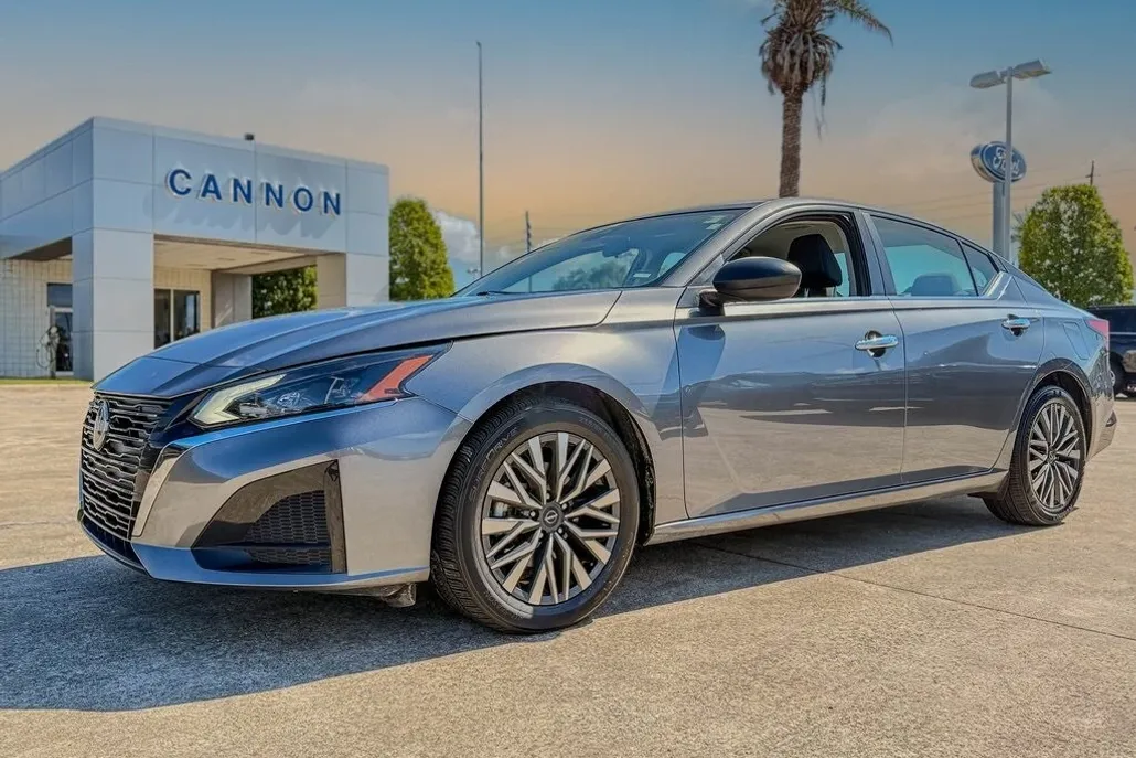 2024 Nissan Altima 2.5 SV photo 1