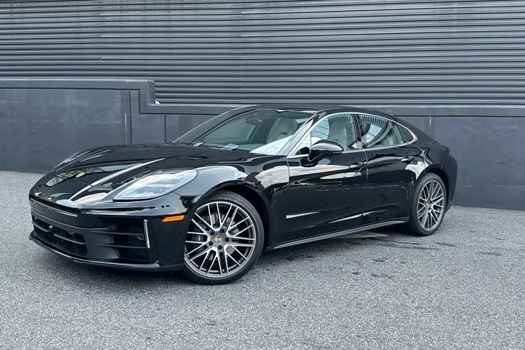 2025 Porsche Panamera 4 photo 1