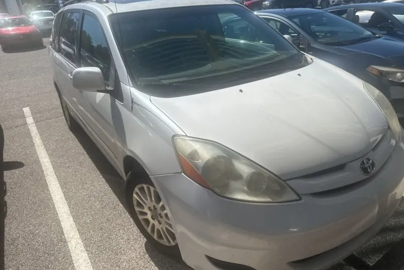 2008 Toyota Sienna XLE photo 1