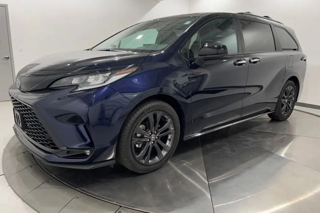 2025 Toyota Sienna XSE photo 1