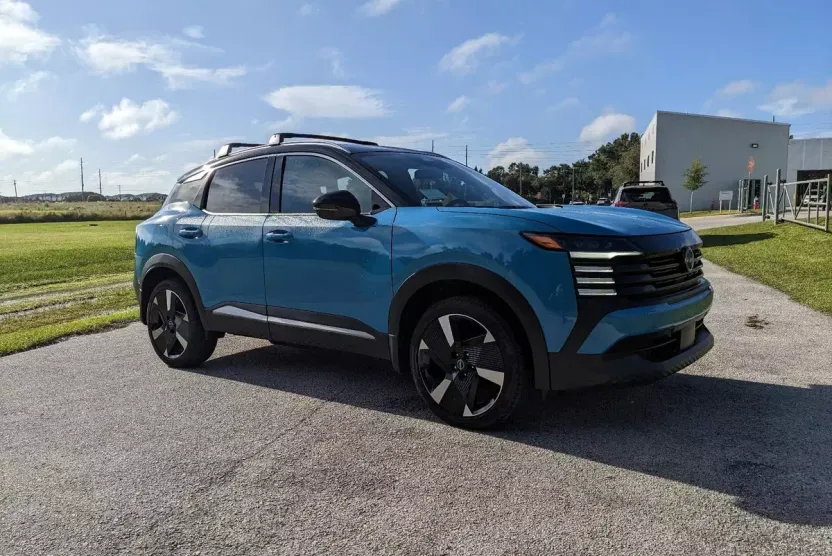 2025 Nissan Kicks SR photo 1