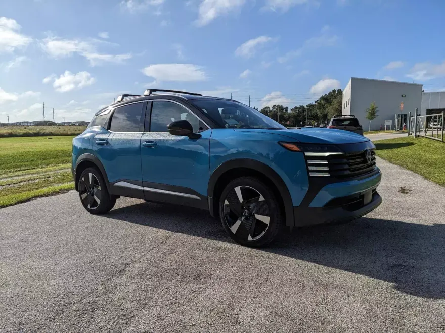 2025 Nissan Kicks SR photo 1