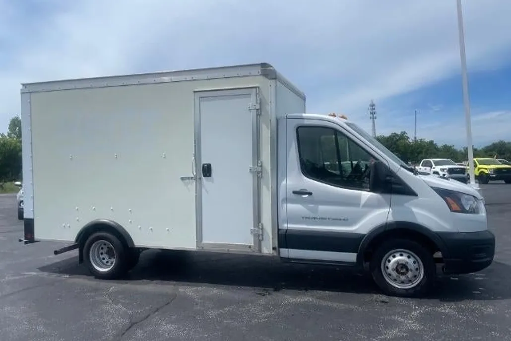 2022 Ford Transit Cutaway photo 1