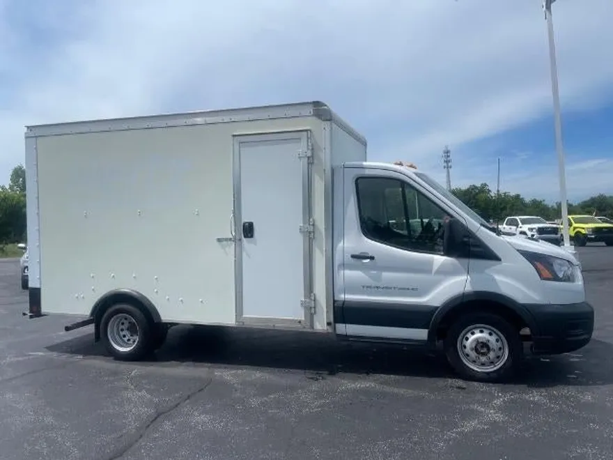 2022 Ford Transit Cutaway photo 1