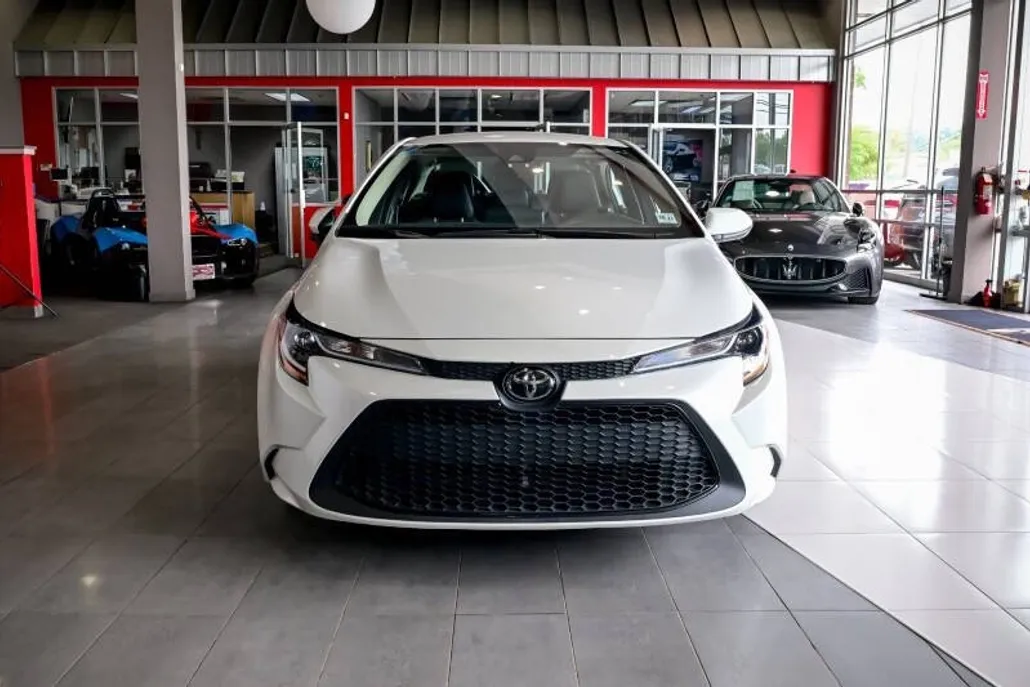 2022 Toyota Corolla LE photo 1