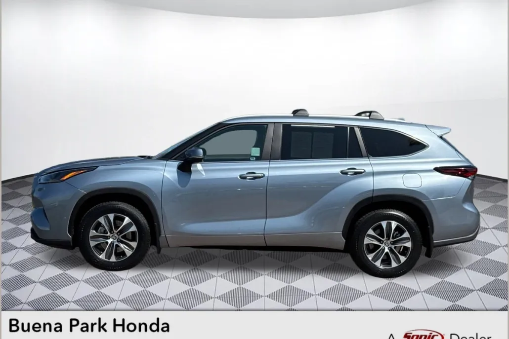 2024 Toyota Highlander XLE photo 1