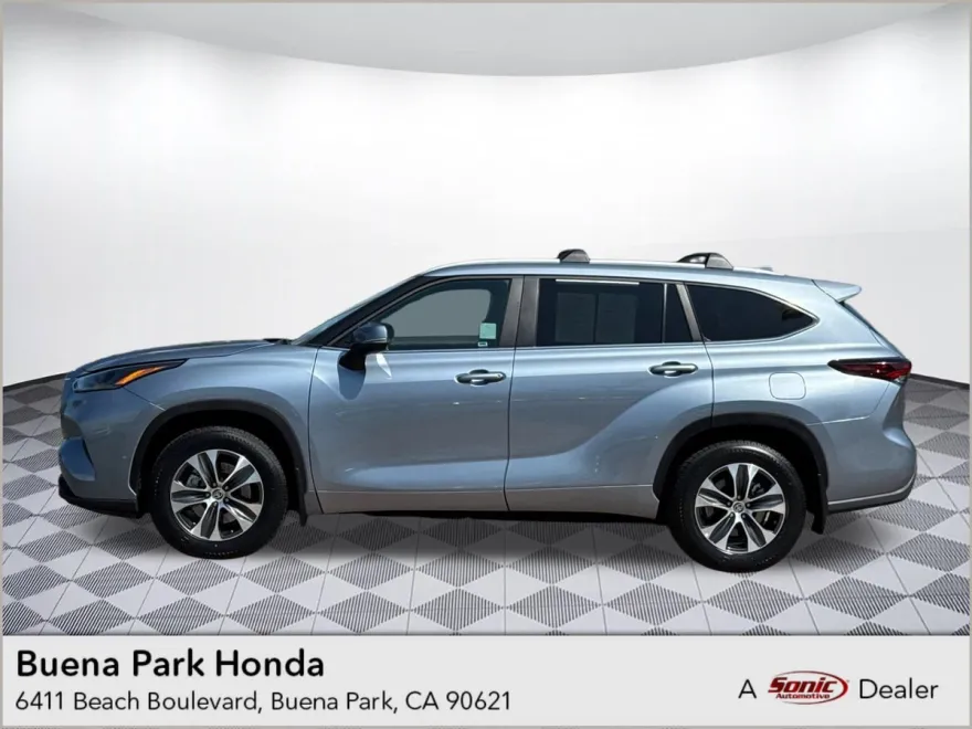 2024 Toyota Highlander XLE photo 1