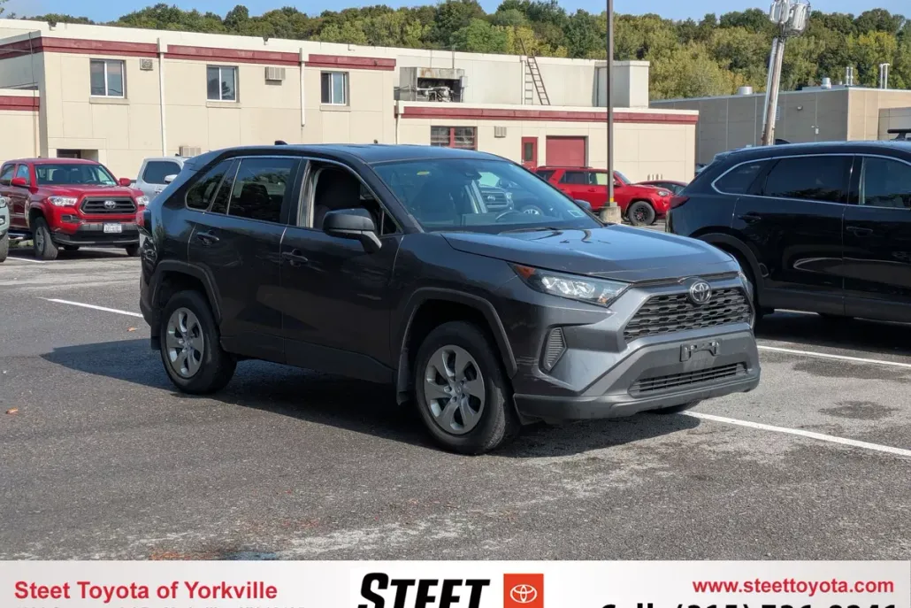 2022 Toyota RAV4 LE photo 1