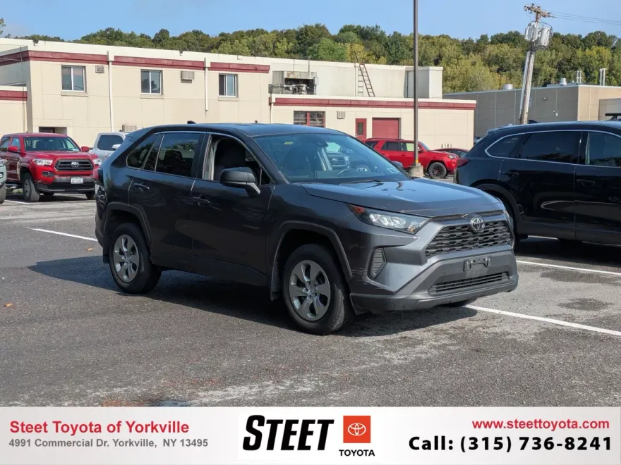 2022 Toyota RAV4 LE photo 1