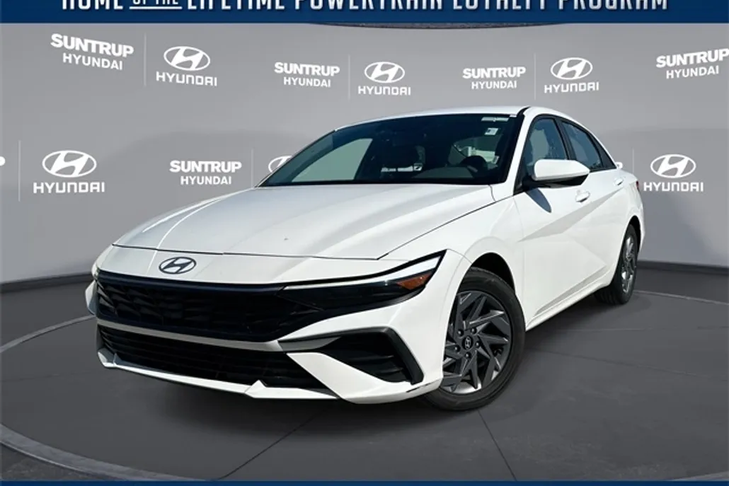 2024 Hyundai Elantra SEL photo 1