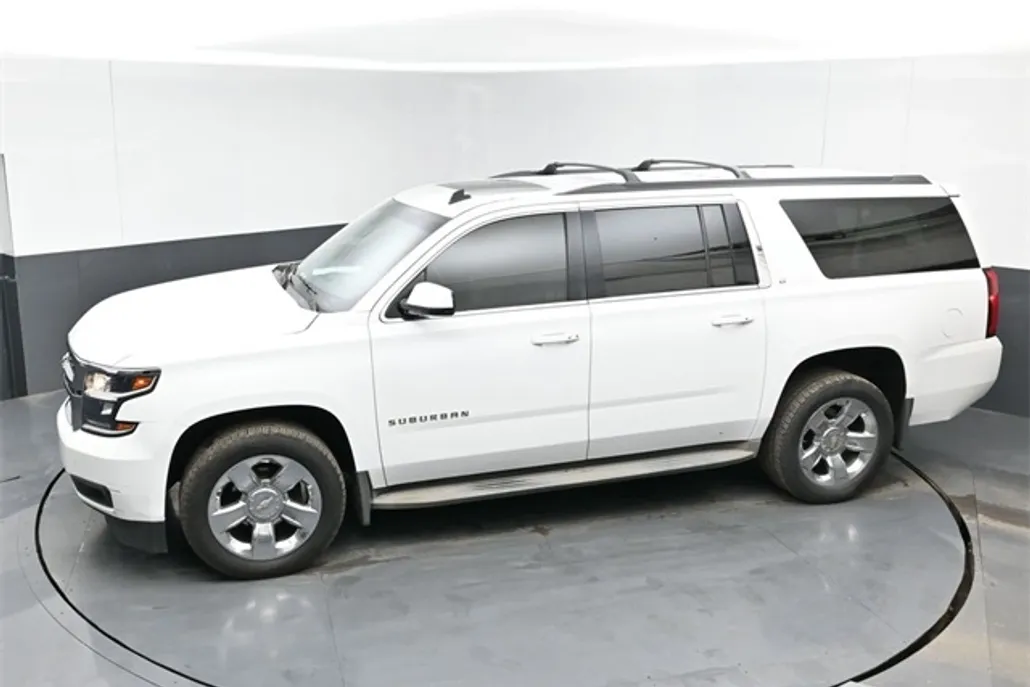 2015 Chevrolet Suburban LT photo 1