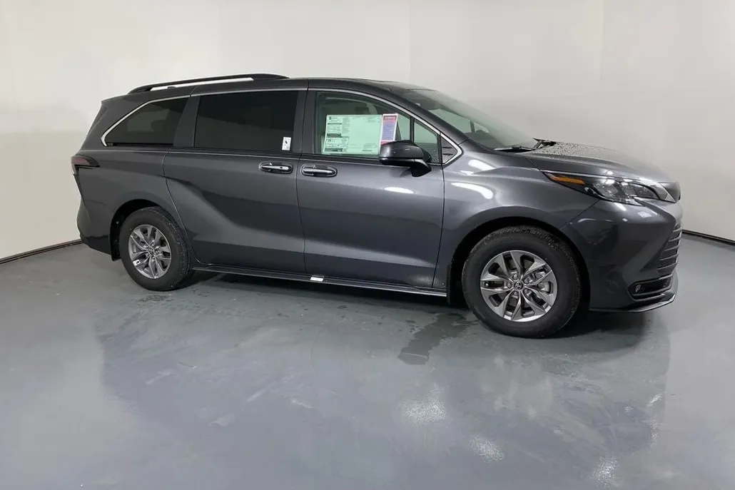 2025 Toyota Sienna XLE photo 1