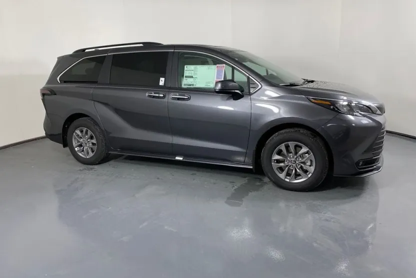 2025 Toyota Sienna XLE photo 1