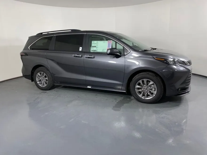 2025 Toyota Sienna XLE photo 1