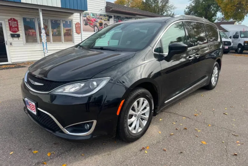 2019 Chrysler Pacifica Touring L photo 1