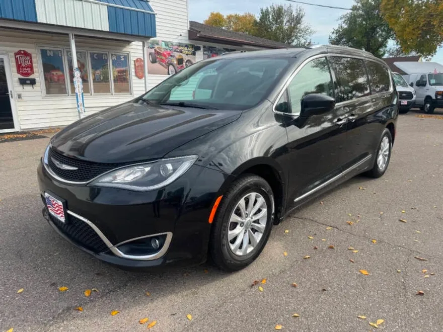 2019 Chrysler Pacifica Touring L photo 1