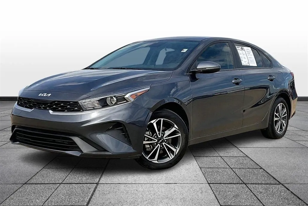 2024 Kia Forte LXS photo 1