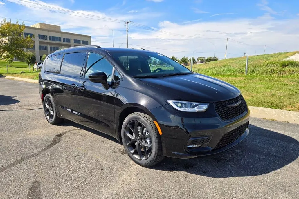 2026 Chrysler Pacifica photo 1