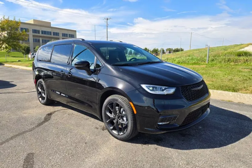 2026 Chrysler Pacifica photo 1