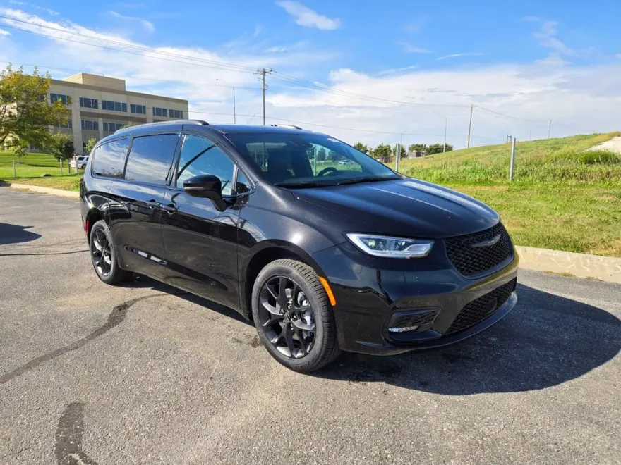 2026 Chrysler Pacifica photo 1