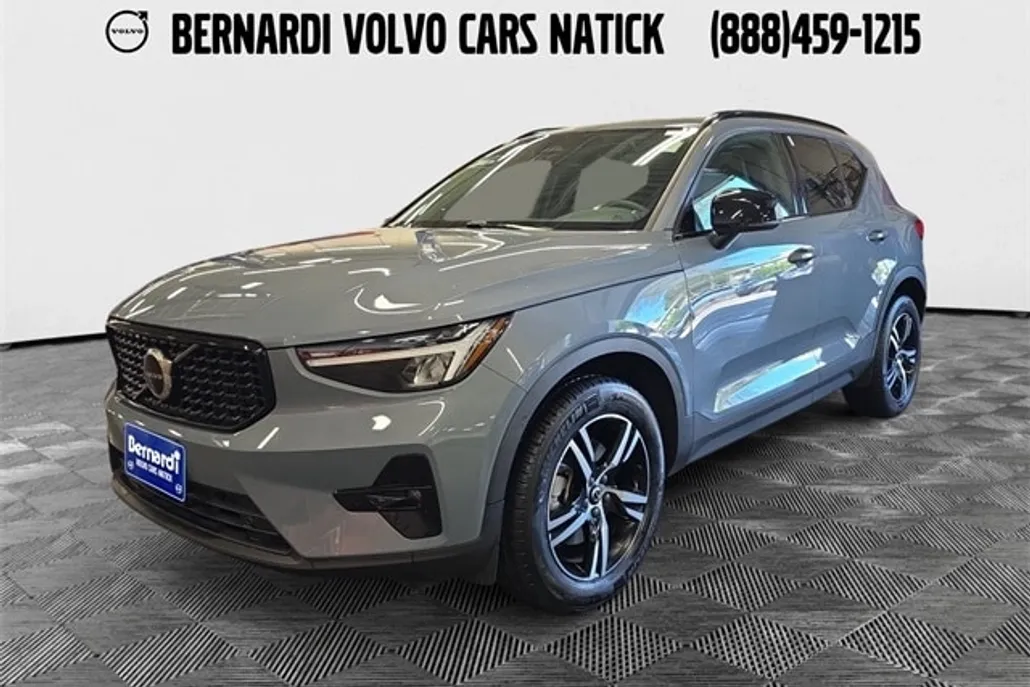 2023 Volvo XC40 Plus photo 1