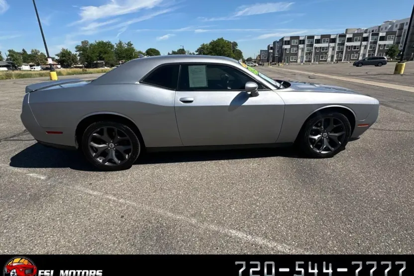 2018 Dodge Challenger SXT photo 1