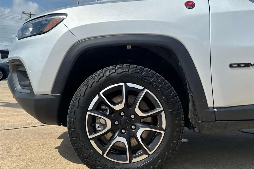 2024 Jeep Compass Trailhawk photo 1