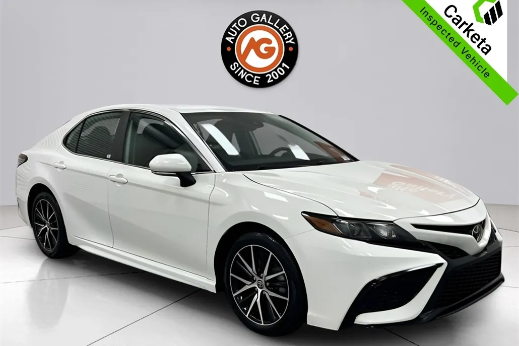 2022 Toyota Camry SE photo 1