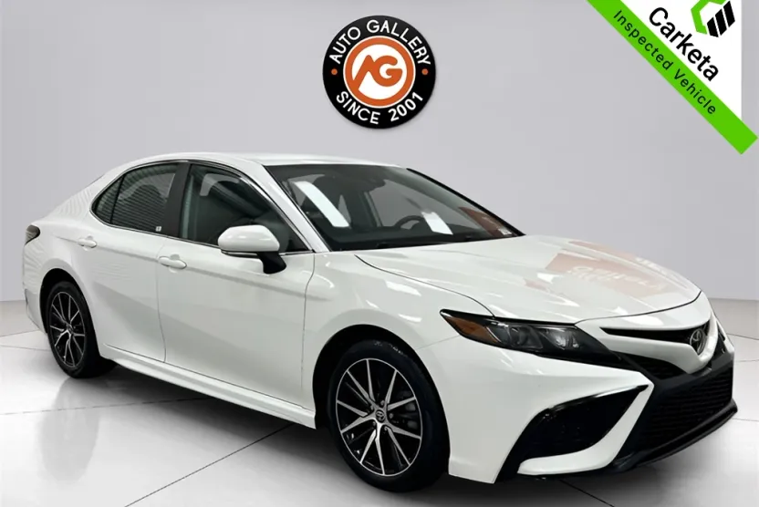 2022 Toyota Camry SE photo 1