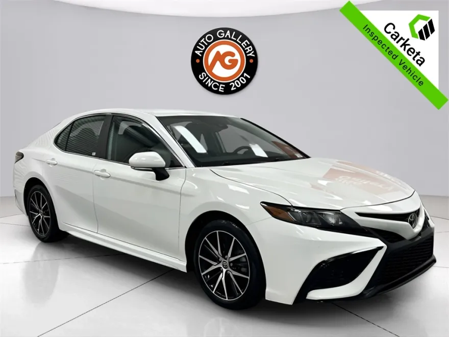 2022 Toyota Camry SE photo 1