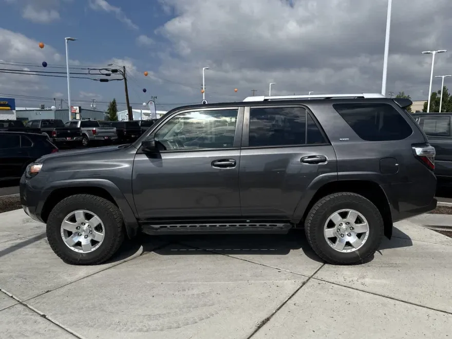 2018 Toyota 4Runner SR5 photo 1