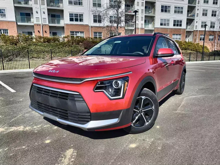2025 Kia Niro LX photo 1
