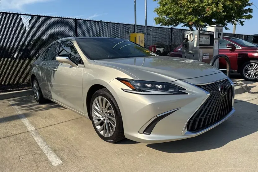 2022 Lexus ES 350 Ultra Luxury photo 1