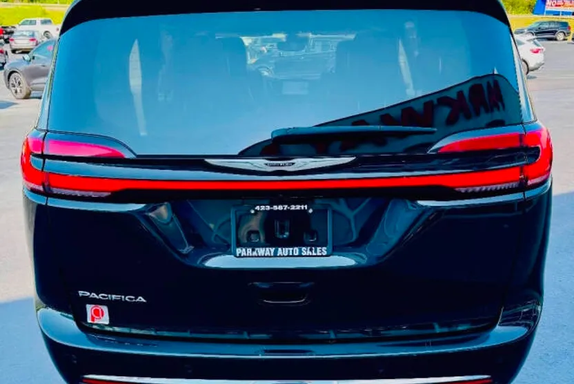 2023 Chrysler Pacifica Touring L photo 1