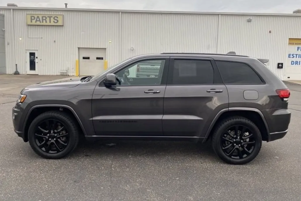 2021 Jeep Grand Cherokee Laredo photo 1