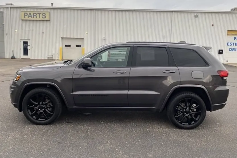 2021 Jeep Grand Cherokee Laredo photo 1