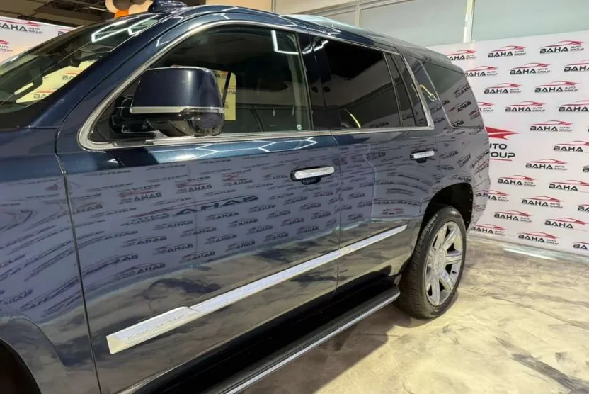 2020 Cadillac Escalade Luxury photo 1