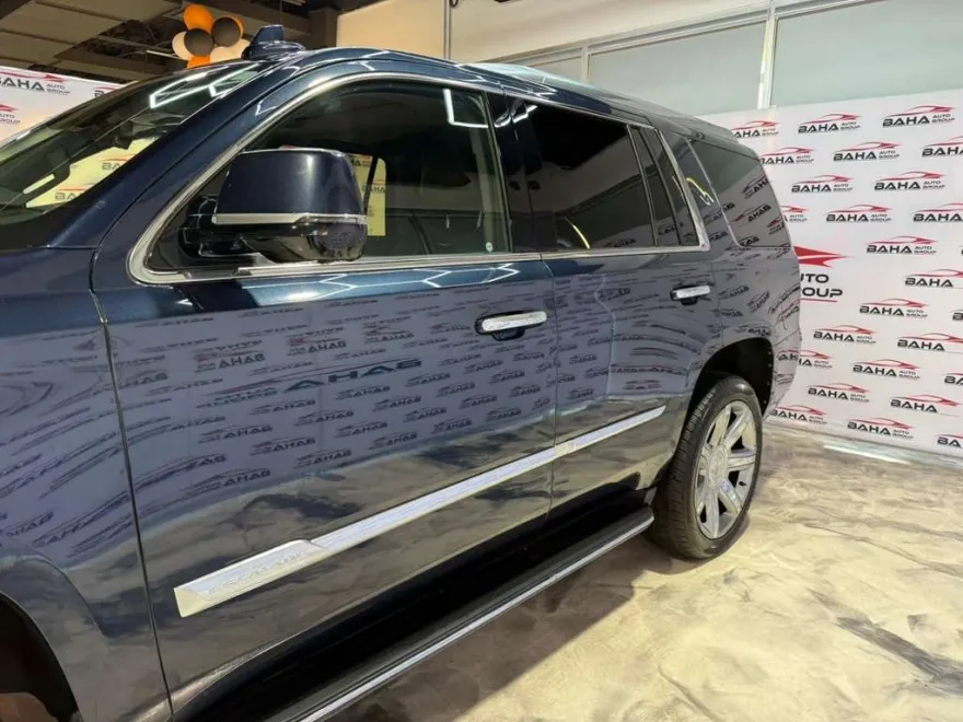 2020 Cadillac Escalade Luxury photo 1