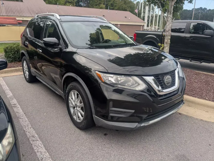 2018 Nissan Rogue SV photo 1