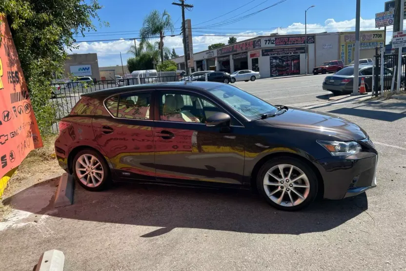 2013 Lexus CT 200h photo 1
