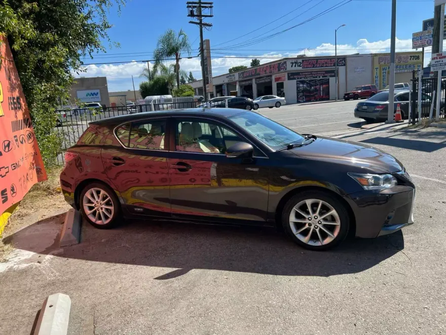 2013 Lexus CT 200h photo 1